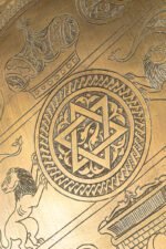 The crowned emblem of power - Image 3