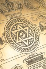 The crowned emblem of power - Image 4